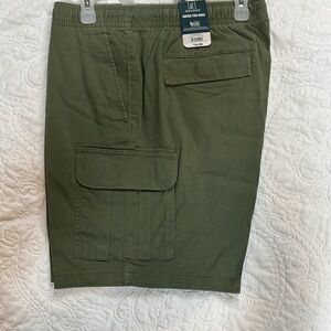 NWT,Men’s green shorts, XL, above the knee, pull on cargo shorts